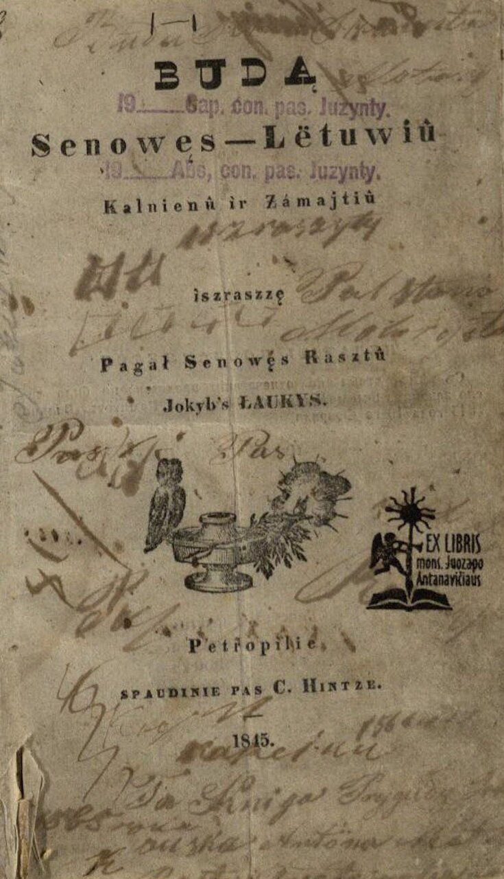 DAUKANTAS, Simonas. Budą senowęs-lëtuwiû kalnienû ir žámajtiû. Iszraszzę pagał senowęs rasztû Jokyb's Łaukys. Petropilie: Spaudinie pas C. Hintze, 1845. 252, [4] p.